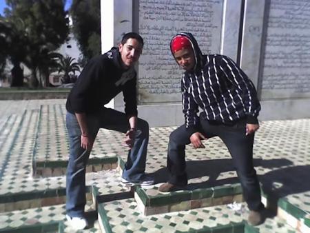 hadi fi so9 para de tanger ya nas howa fi haga ya3ni inssan ya3mil sora ma3a hipiya  hiya hipiya wana lock_lock